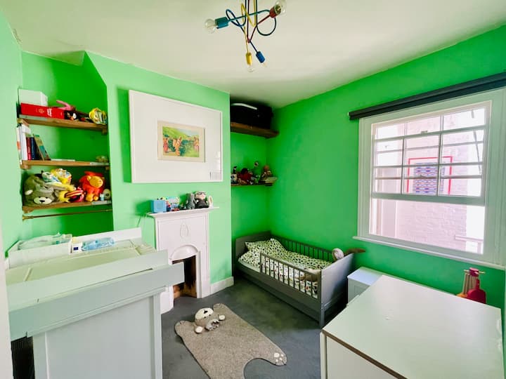 Dječja spavaća soba (spavaća soba 2) s dječjim krevetom