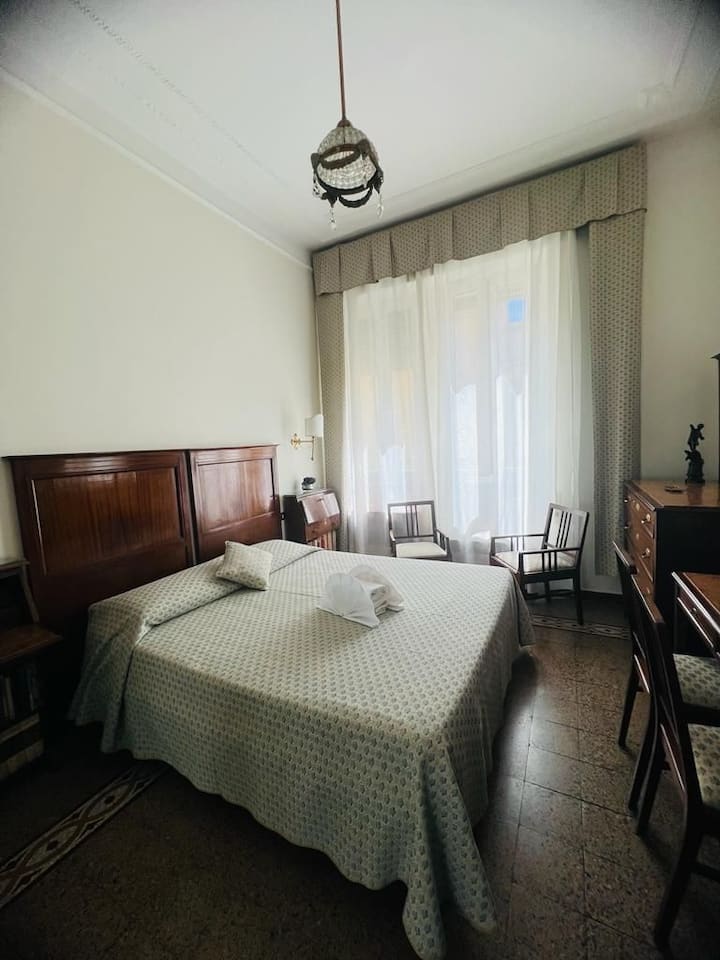 DVOJPOSTEĽOVÁ SPÁLŇA PÔVODNÝ DATOVANÝ NÁBYTOK Z ROKU 19