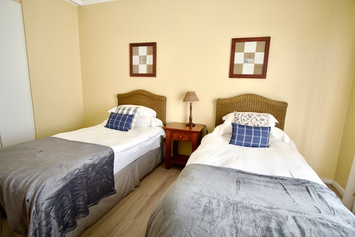 אחד משלושה חדרי שינה עם שתי מיטות יחיד