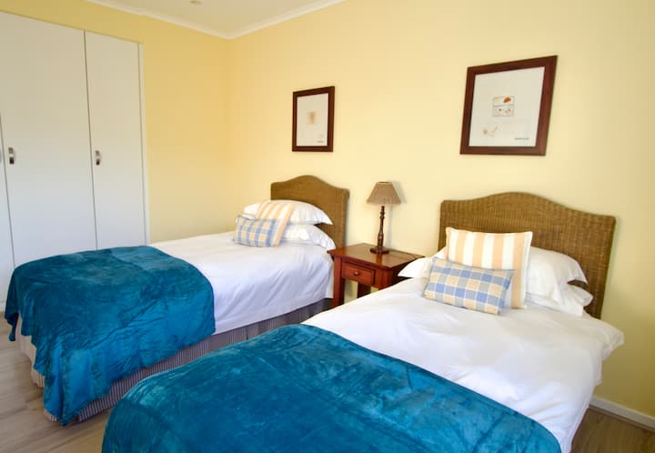 אחד משלושה חדרי שינה עם שתי מיטות יחיד