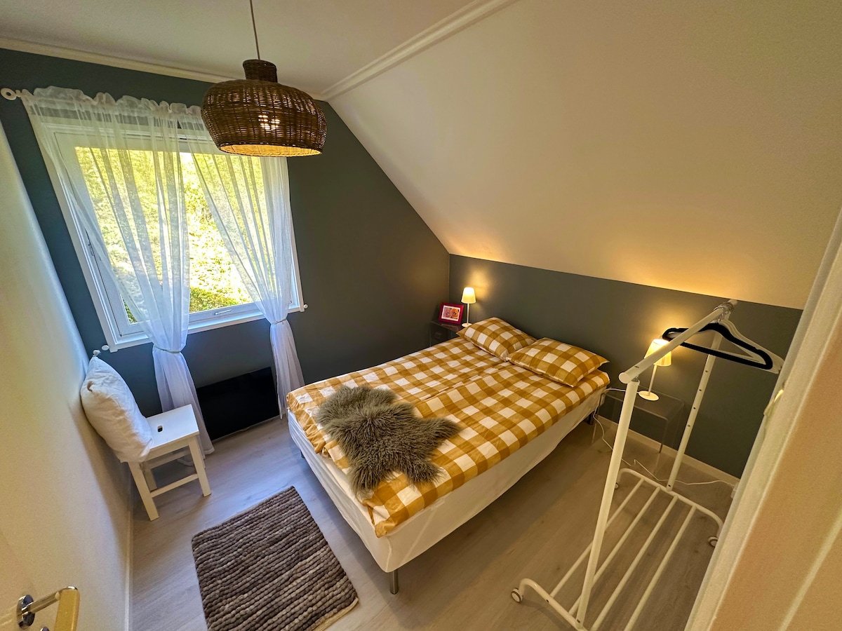 Newly renovated double bedroom. One of Nora Linn´s (one of our two daughters) paintings in the corner. 