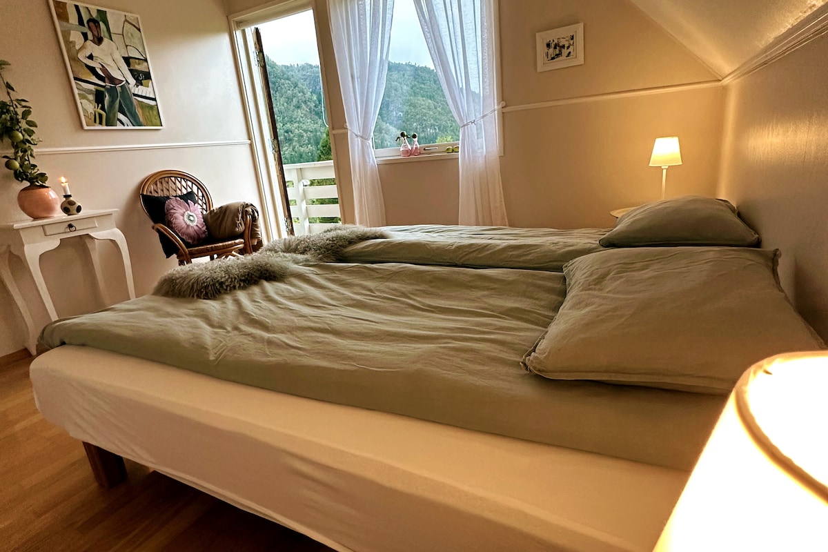 The "Master Bedroom" with it´s own balcony. The paintings are by Sofie´s mother in law, Turid, maybe meant to portray Sofie and husband from the years in Spain. If so, we thank her for the way she sees us..