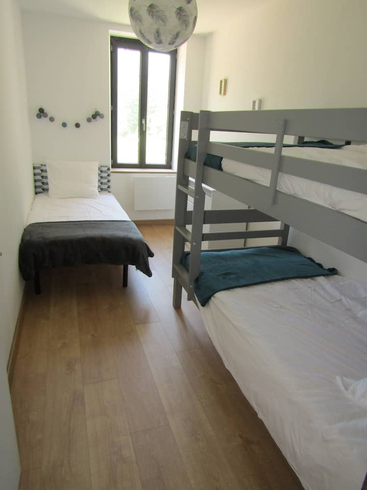 卧室2配备双人床和床位90 * 190
雨伞床的可能性