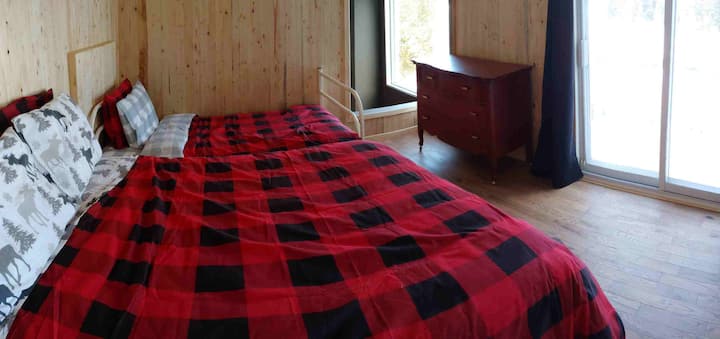 Спалня на мецанин с изглед директно към езерото. В тази стая имате и малък балкон с изглед към езерото ( 2 - ри етаж). Представете си, че пиете кафе!! В тази стая има и малка баня