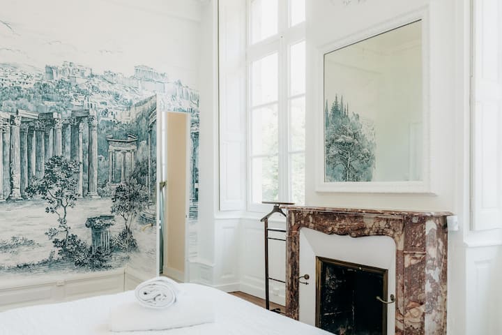 Нашата двокреветна соба во Атина има поглед кон паркот. Се наоѓа во непосредна близина на голема бања со маса за пресоблекување што ја прави идеална за родители со бебе. 
@Antoine Lachaume photos