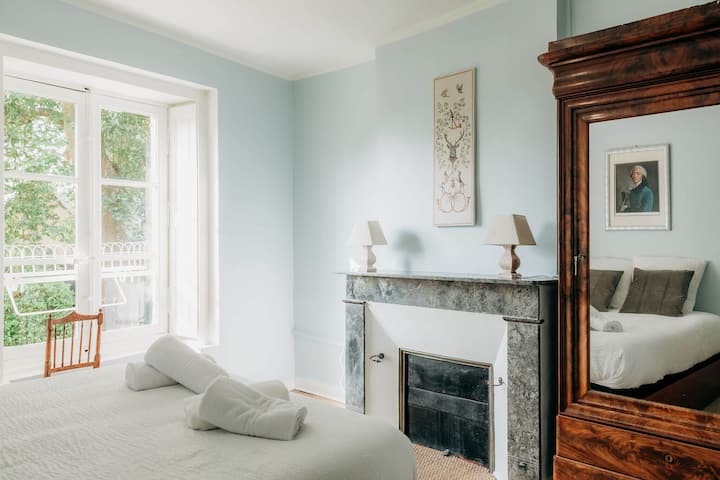 Нашата сина соба и двоен кревет ја одржуваат ладна во текот на летото, тоа е предноста на старите куќи и нивните дебели ѕидови! 