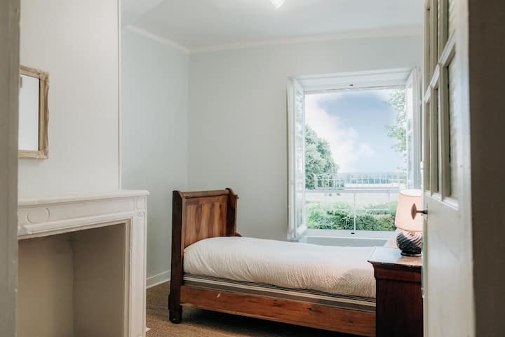 Со својот бродски кревет со поглед кон големиот прозорец, собата на нашиот камериер е една од добро чуваните тајни на куќата. Може да спиете таму на двете уши! 