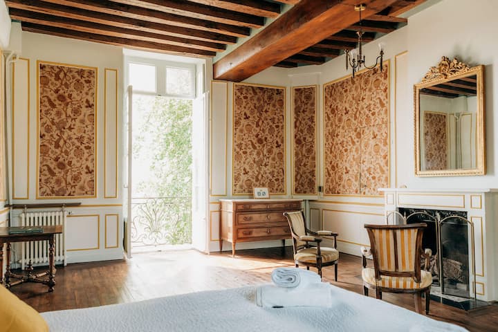 Спиењето во нашиот апартман Пондичери со брачен кревет е привилегија, па спиете добро таму! Ако изгледате добро, можеби ќе ја најдете скриената врата што води до бањата! 
@Antoine Lachaume photos