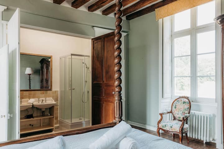 Спалната соба Louis XIII има изненадување за вас со својата бања скриена зад две огромни висечки врати. 