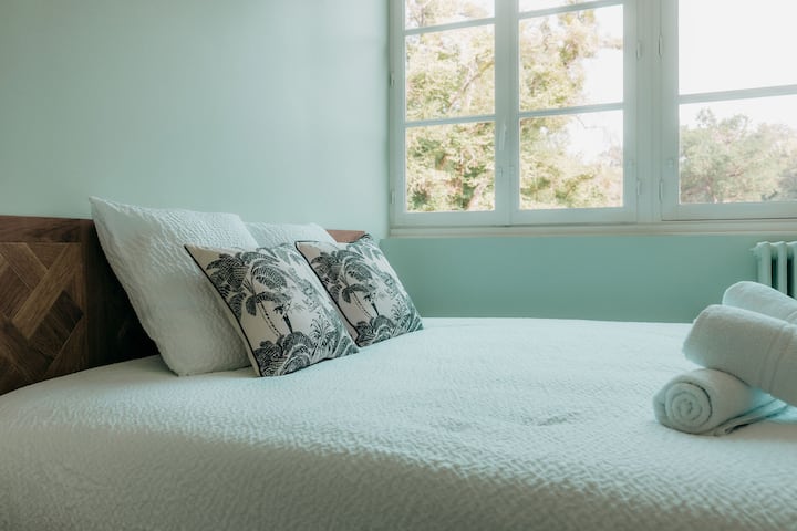 Нашата зелена соба е мал пашкул со поглед на огромен прозорец. Не е невообичаено ранобудниците да видат елени во паркот на изгрејсонце - двоен кревет кој може да се подели на 2 единечни кревета - 
@Antoine Lachaume Photographies