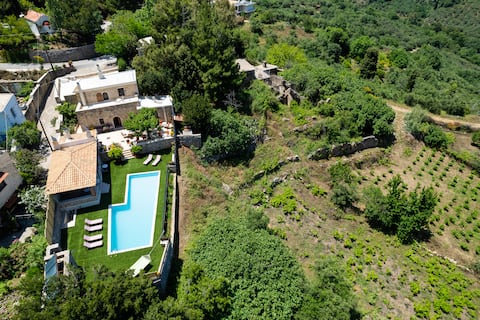 Popular Airbnb listing: Metohi Nature Living | PoolView in Δήμος Μινώα Πεδιάδος