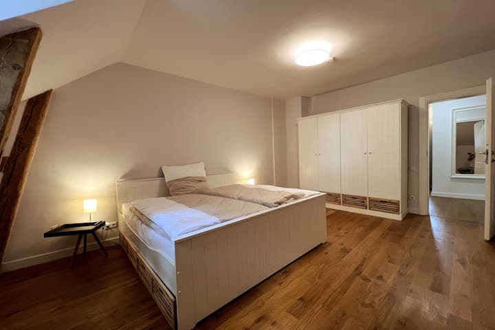 מקום לא רק לשינה. חדר שינה גדול עם מיטת נוחות 200 x 200 וארון בגדים מרווח.