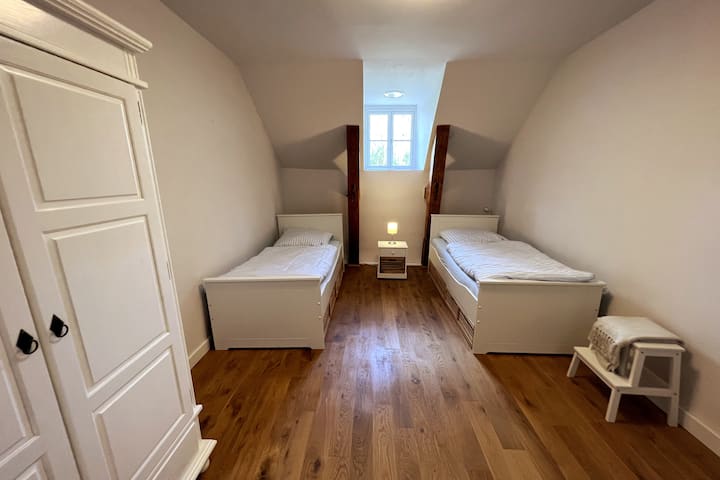 חדר שינה זוגי ידידותי 90x200 מיטות