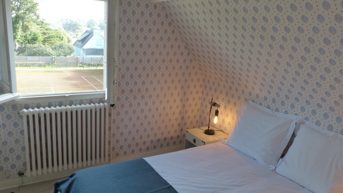 楼上2号卧室-网球景观