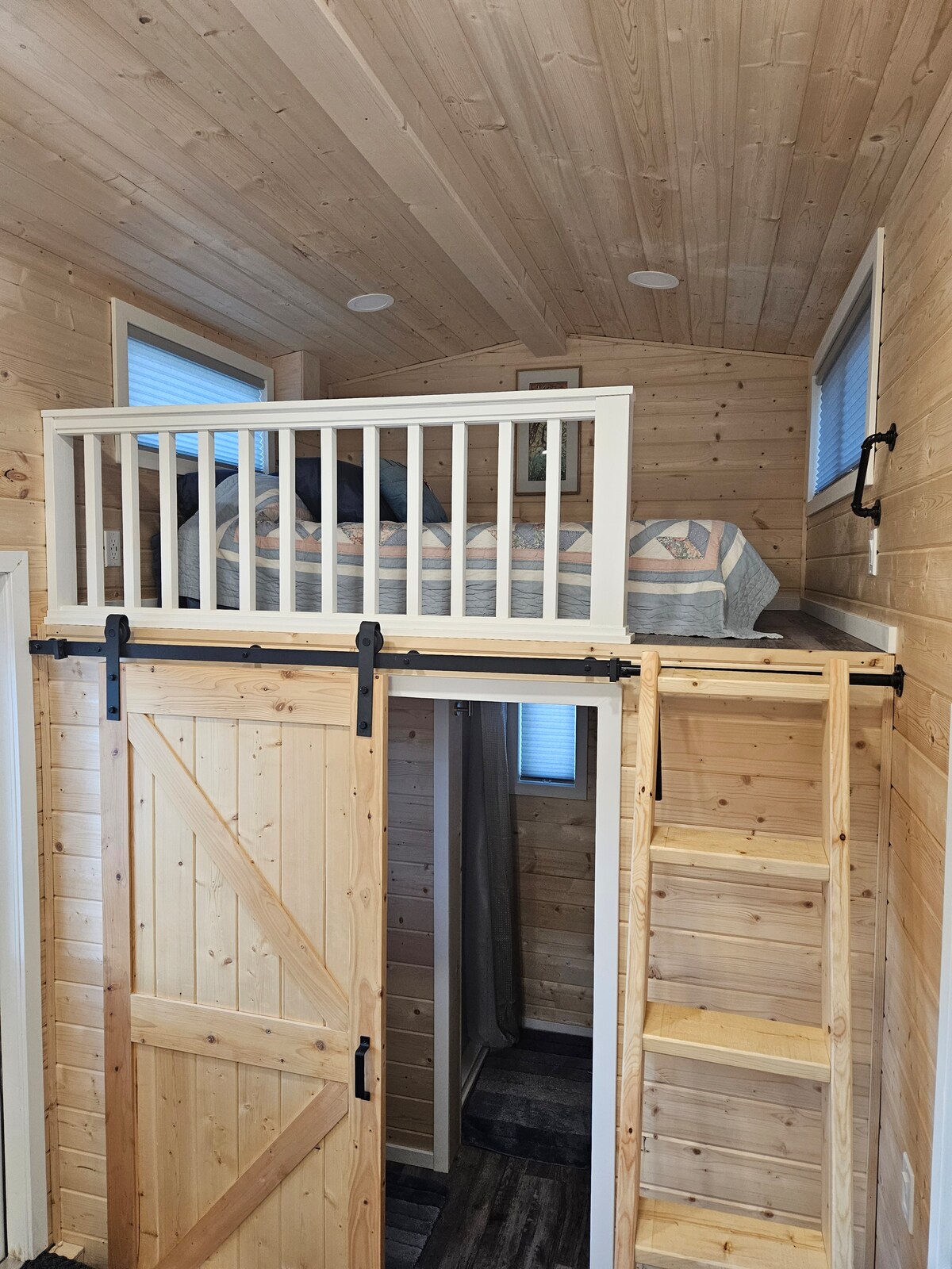 Лофт със стълба до нашето уютно легло в пълен размер. Не разрешаваме малки деца,  това е доста стръмно падане. Също така трябва да можете да се изкачвате по стълба. 