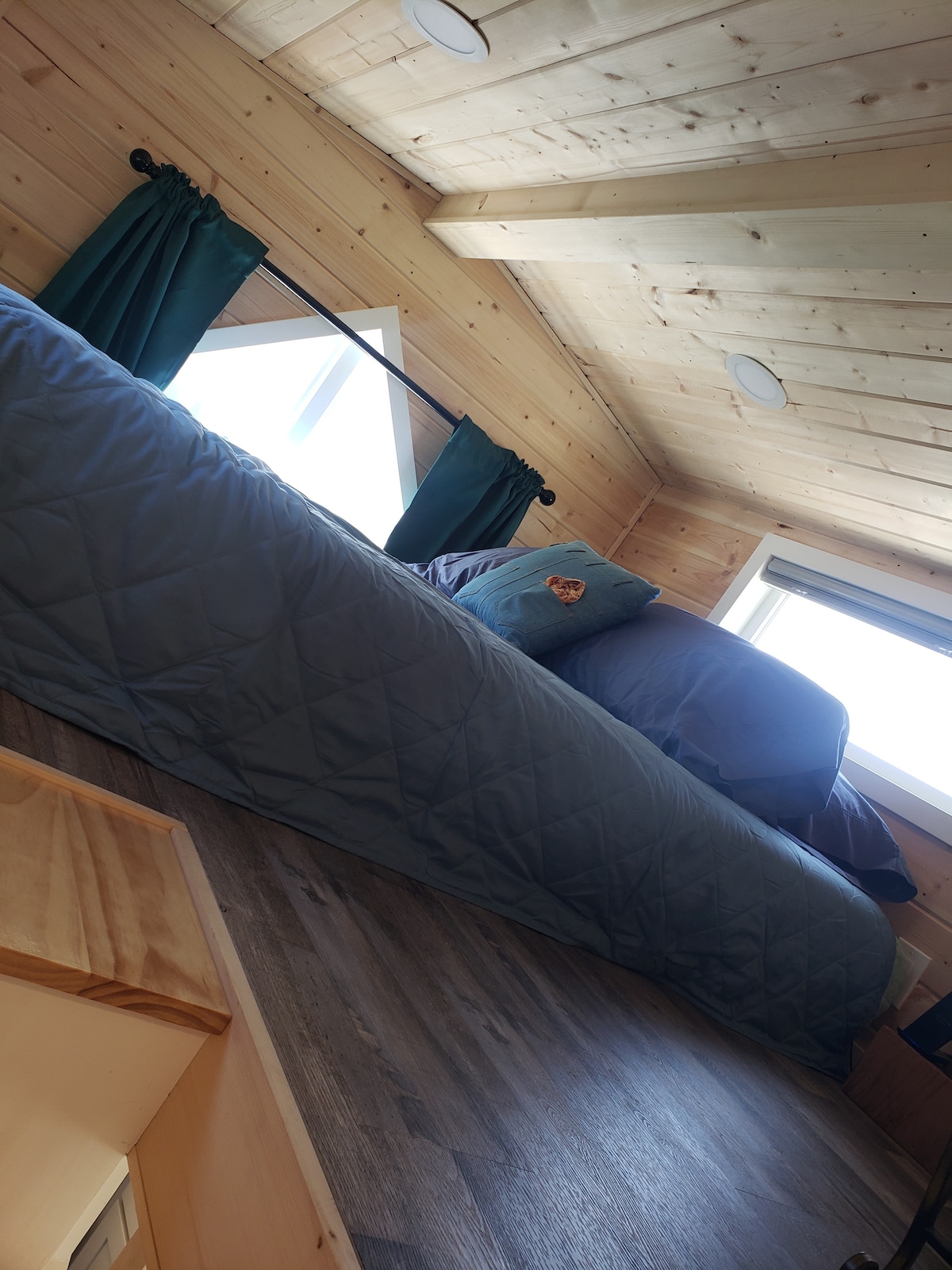 двойно легло с изглед към планината... всички прозорци имат щори за спане! 