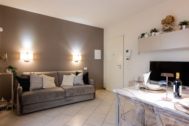 غرفة معيشة مع مدخل