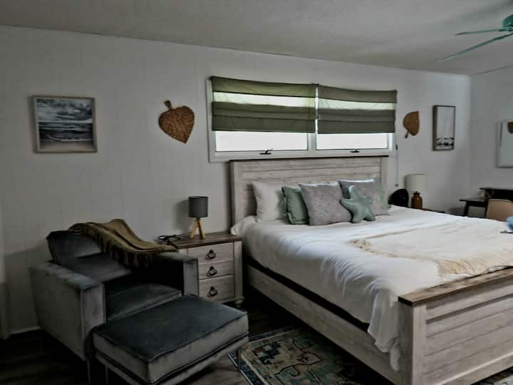 ¡La suite Sea Oats es la forma perfecta de relajarse después de un largo día! ¡Cómoda cama tamaño king, sillón para leer, escribir un diario o hacer manualidades y un escritorio para otras necesidades!