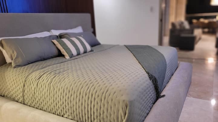 לחדר השינה הראשי שלנו יש גישה למרפסת /לחדר השינה הראשי שלנו יש גישה למרפסת