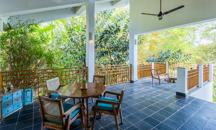 Villa Ashlesha Treetop Alfresco Open-Plan Living-Dining Area