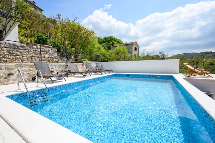 Apt Jurija with heated pool in the heart of Marina