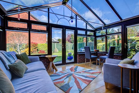 Comfortable 4 bedroom family home, near Southend