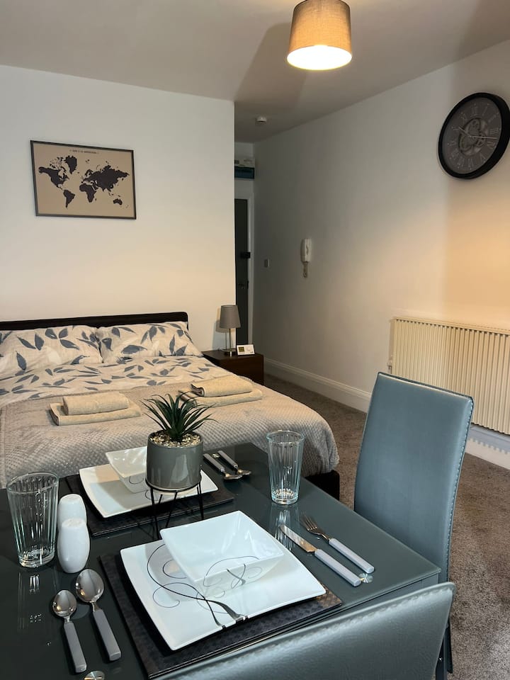 Homely Private Studio No.3 in Moseley, Birmingham Condominiums for