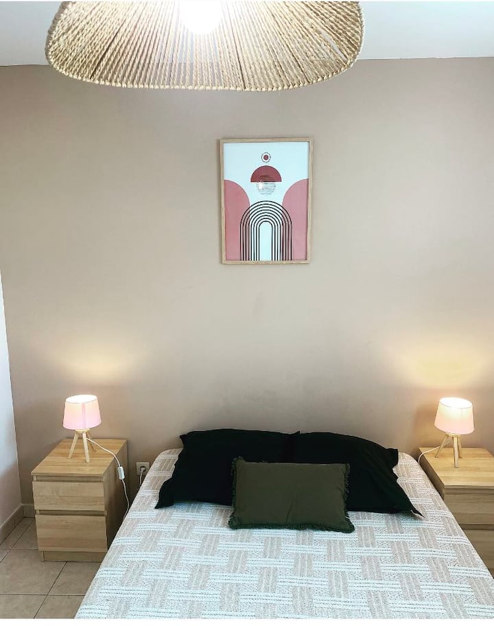 Спалня с двойно легло на приземния етаж 140 и гардероб 