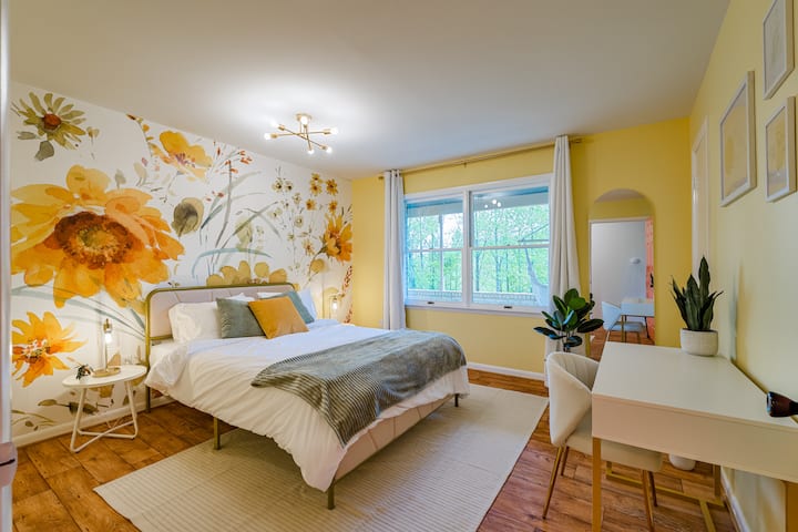 Camera da letto #1 - camera da letto floreale luminosa e gialla che ti fa sorridere il viso
