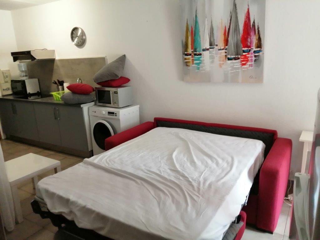 Kitanda cha sofa sebuleni, jiko lenye vifaa, mashine ya kufulia,oveni, oveni ya mikrowevu, sahani za kauri… Sebule inaangalia ufikiaji wa baraza na mtaro.