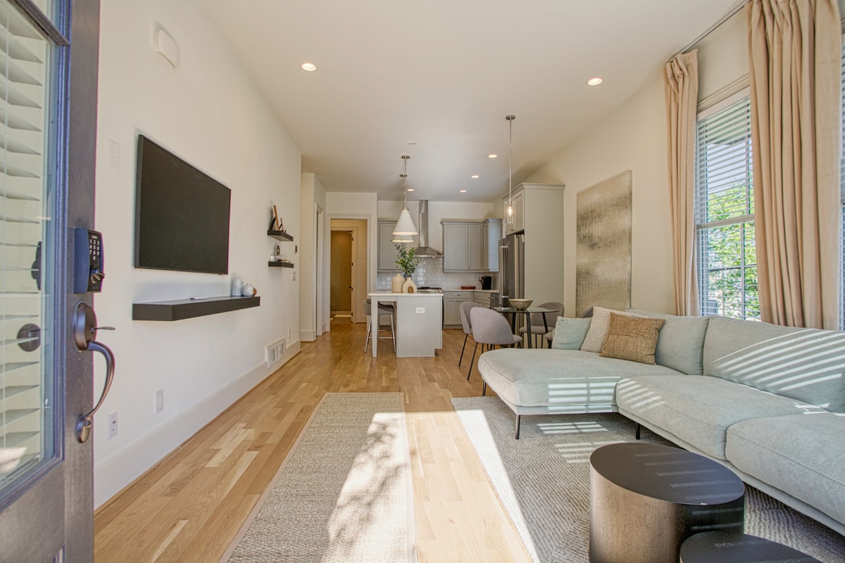 Popular Airbnb listing: Amazing Atlanta Home With A Rooftop Oasis in Summerhill