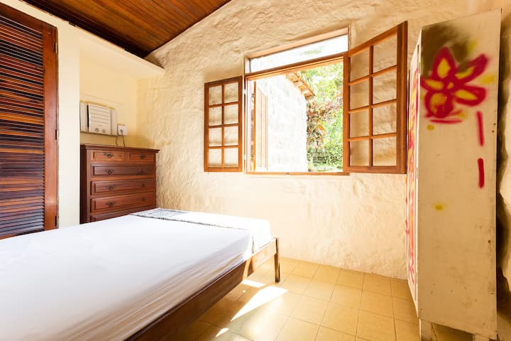 Bedroom 3: 1 double bed. Wall air conditioning and ceiling fan. Closet with shelves, drawers and hanging space with hangers.