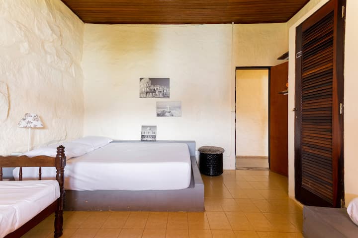 Room 1: 1 farmhouse bed and 2 de solteiro.  Split air conditioning and a teto fan.
