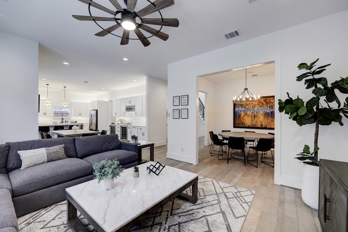 Successful Airbnb property: The Black and White Houston Home in Near Northside