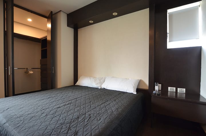 Cama King Size con almohadas King Size.
