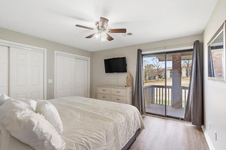 Დააგემოვნეთ თქვენი საყვარელი სატელევიზიო შოუს პირდაპირ საწოლიდან. Ორივე საძინებელში არის კომფორტული საწოლი და ჭკვიანი ტელევიზორები.