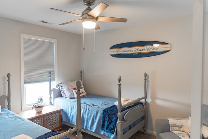 Втора спалня за гости с две единични легла.