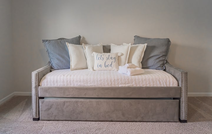 Чисто ново двойно легло с двойно легло отдолу. Чисто нови, супер удобни матраци с мемори пяна, разположени в главната спалня.