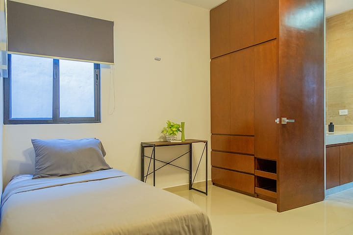 Стая 3, разположена на първия етаж, съдържа две единични легла, бюро, килер и напълно оборудвана баня.  