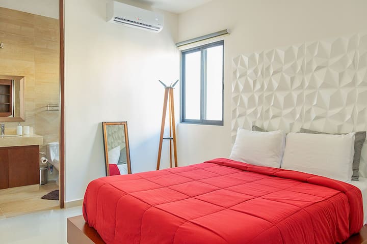 Стая 1 с двойно легло, килер и баня и тоалетна. Климатик и вентилатор на тавана.