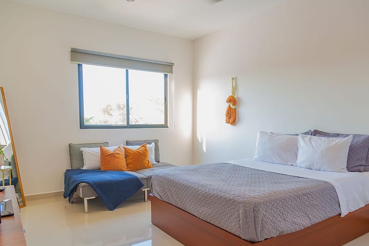 Стая 2, разполага с двойно легло и разтегателен диван (1,80 см х 90 см) за деца или хора, които не са много високи. Тази стая разполага с огледало на цялото тяло, хамак и телевизор с гардероб за ходене и баня и баня и тоалетна.