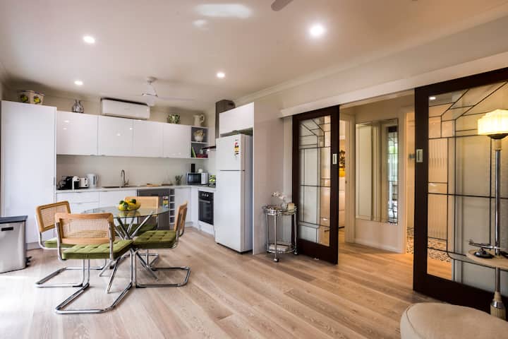 Beautiful and convenient 1BR Cottage with Patio!
