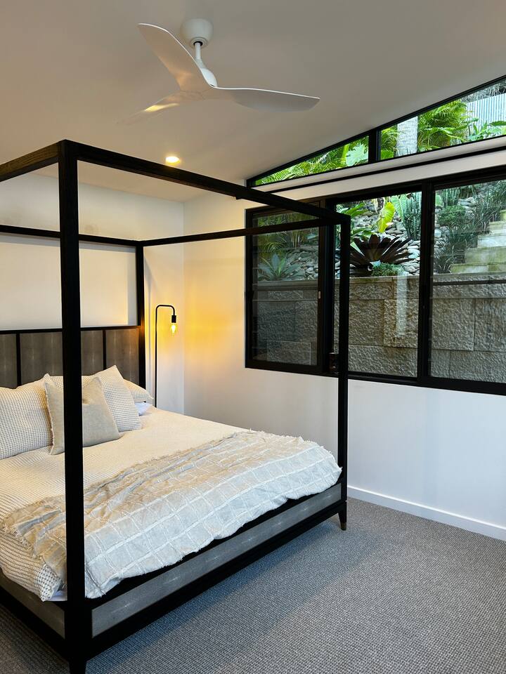 主卧配备加大双人床和有机床垫。 欣赏俯瞰花园和泳池的美景，或以电子方式控制遮光百叶窗。