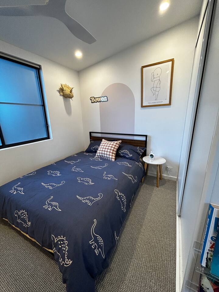 第二间卧室配备一张大号双人床和有机床垫。 