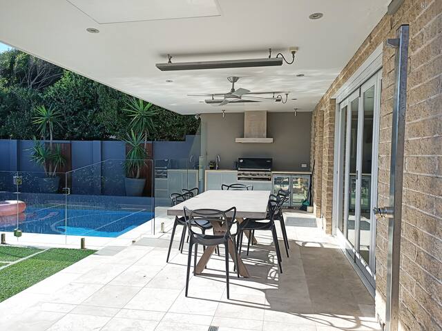 Clovelly Beach House with Pool gallery image 3