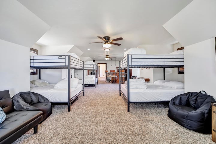 Bunk Room with bar, TV, gas stove, individual AC