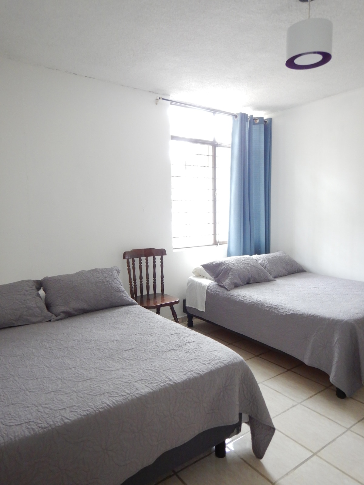 Chumba cha kulala 2.
Ina vitanda viwili viwili, 32"TV na antenna ya wazi ya TV, matandiko na mito. Minisplit na hali ya baridi/joto, feni ya kutembea kwa miguu, kabati na ndoano. 