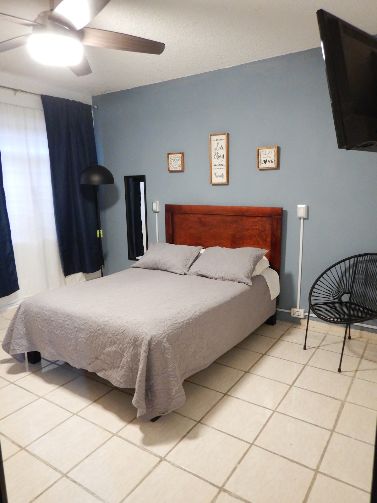 Chumba cha kulala 1.
Ina kitanda mara mbili, 40"TV na Rocku TV kuangalia baadhi ya programu na unaweza kufungua akaunti yako Streaming, matandiko na mito. Shabiki wa dari, mwanga mdogo ulio na hali ya baridi/joto, kabati na ndoano. 