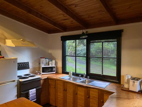 Honeysuckle Cottage - Romantic Otways Escape