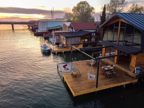 Waterfront Villa  – Near Beach & Restaurants